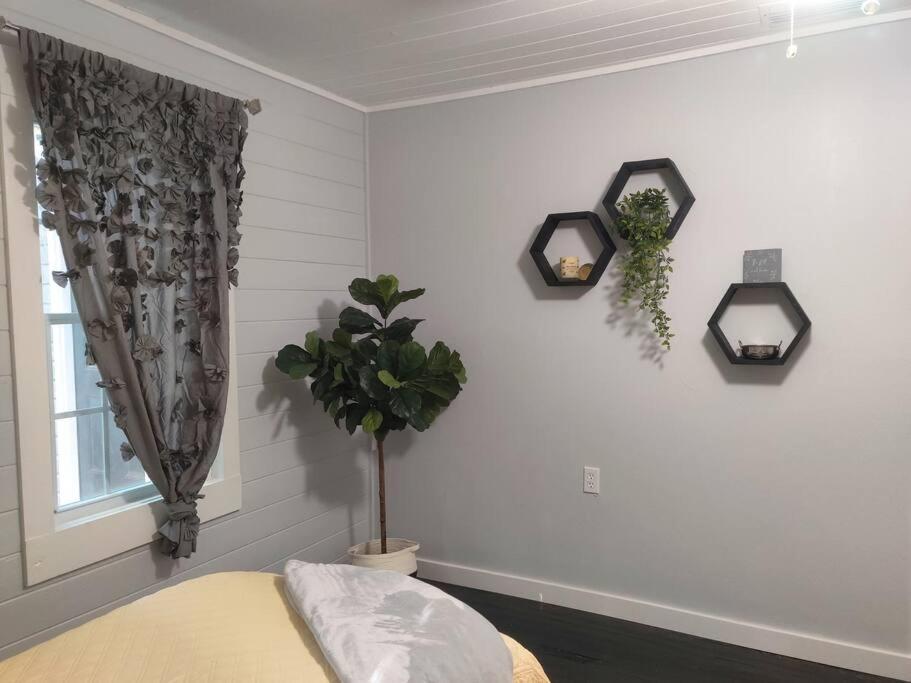 Honeycomb Gem, Beautifully Designed & Near Downtown Томасвилл Экстерьер фото